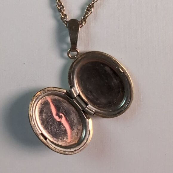 Vintage Gold Tone Cameo Locket Necklace 18 Inch Chain Signed Krementz - Picture 3 of 5